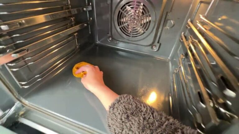 Questo trucco semplice per pulire il forno ti farà risparmiare ore di fatica…