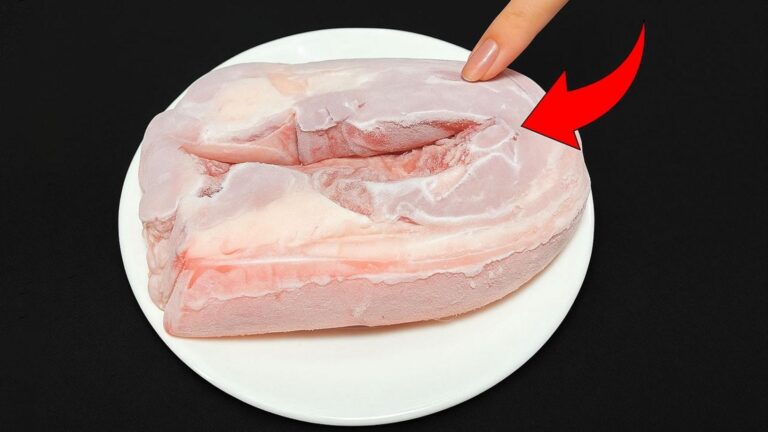 Questo semplice gesto fa sciogliere la carne congelata in pochi minuti…