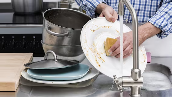 Cosa significa lasciare i piatti nel lavello secondo la psicologia: il significato nascosto di un gesto quotidiano