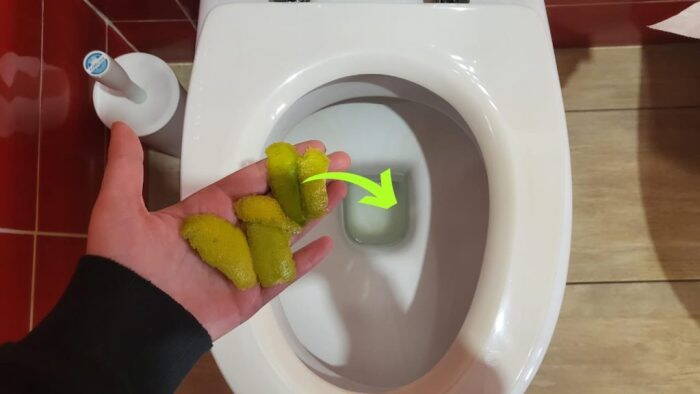 Bucce di limone nel WC: il rimedio naturale che aiuta a pulire, profumare e rinfrescare il bagno