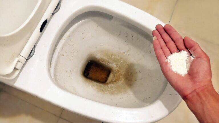 Versa questa polvere nel WC per vedere cosa succederà (super abilità) 🤯