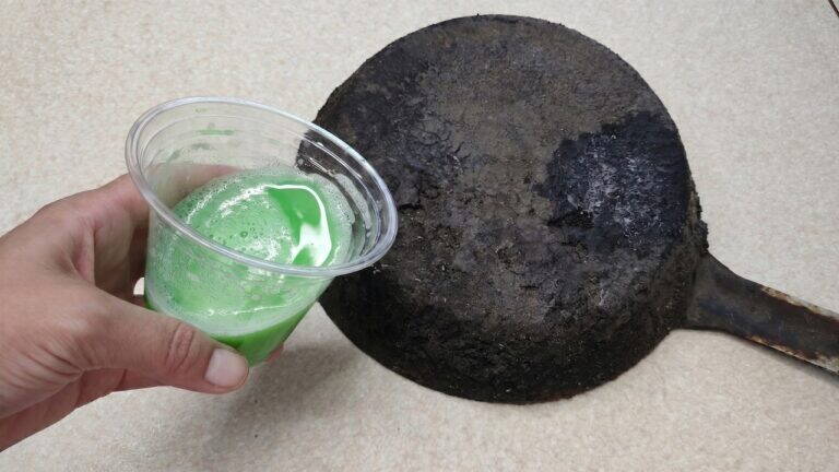 Non buttare la tua vecchia padella! Ti mostrerò come rimuovere i depositi di carbonio