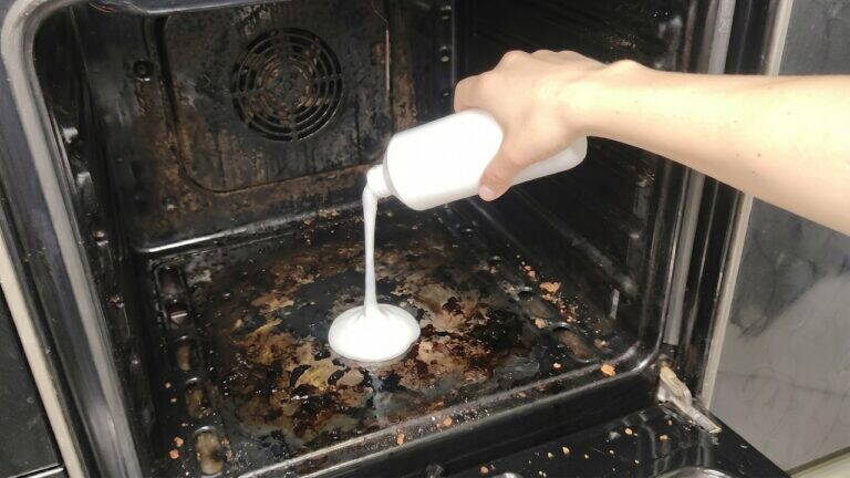 Verso il prodotto e il forno brilla! Come pulire il forno senza fatica