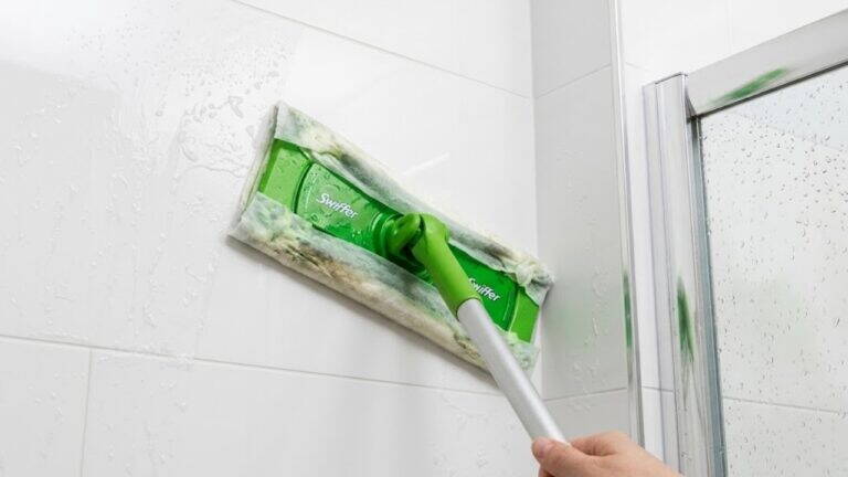 Stai usando male il tuo Swiffer! 8 trucchi rapidi e geniali che funzionano come per magia