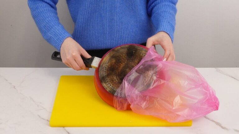 Metti la padella in un sacchetto di plastica! Il risultato ti sorprenderà